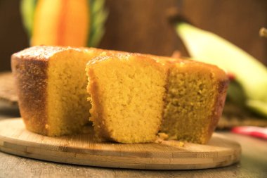 Masada mısır keki ve tipik Brezilya Junina yemeği.