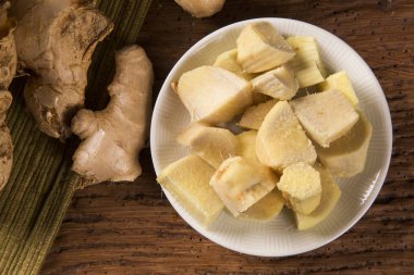 Ahşap masa üzerinde taze zencefil kökü