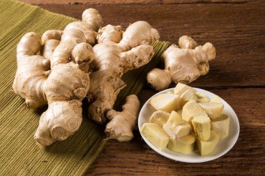 Ahşap masa üzerinde taze zencefil kökü