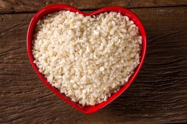 Beyaz ahşap kase mısır taneleri rendelenmiş. canjica / mungunza