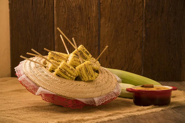 Жареная кукуруза на столе с типичной бразильской едой Junina — стоковое фото