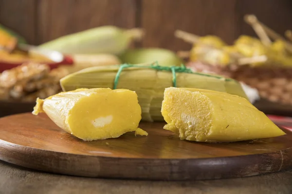 Pamonha. Typische gerechten van groene maïs - Braziliaanse sweet - Festa junina thema — Stockfoto