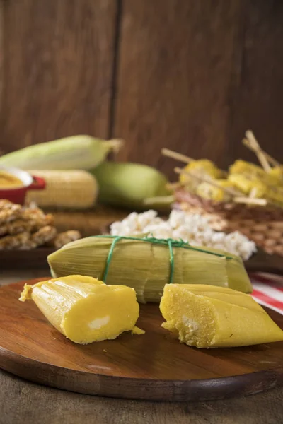 Pamonha. Comida típica de maíz verde - Dulce brasileño - Festa junina Theme —  Fotos de Stock
