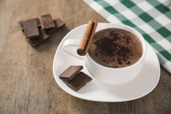 Chocolate caliente en la mesa con algunos brasileños deliciosos. Tema Festa Junina — Foto de Stock