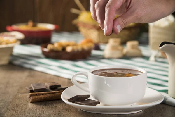 Chocolate caliente en la mesa con algunos brasileños deliciosos. Tema Festa Junina . — Foto de Stock