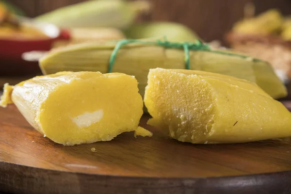 Pamonha. Typische gerechten van groene maïs - Braziliaanse sweet - Festa junina thema. — Stockfoto