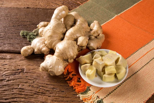 Frische Ingwerwurzel auf dem Holztisch — Stockfoto