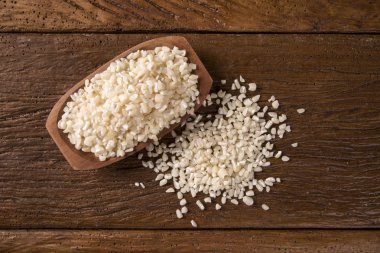 Beyaz ahşap kase mısır taneleri rendelenmiş. canjica / mungunza