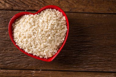 Beyaz ahşap kase mısır taneleri rendelenmiş. canjica / mungunza