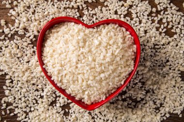 Beyaz ahşap kase mısır taneleri rendelenmiş. canjica / mungunza