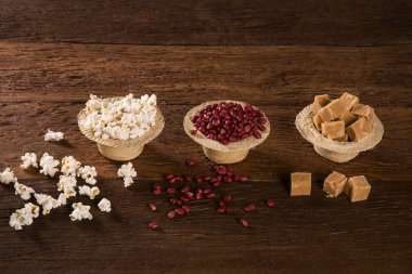 popcorns, çiğ fıstık ve tatlı süt bir tablo. Brezilyalı Festa junina parti.