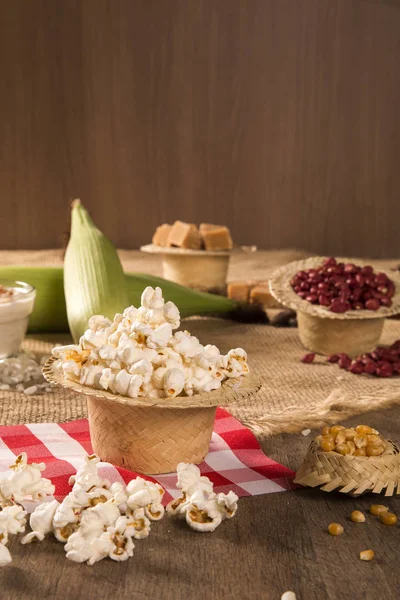 Milho de milho e pipocas combinados em uma mesa. Festa junina festa brasileira . — Fotografia de Stock