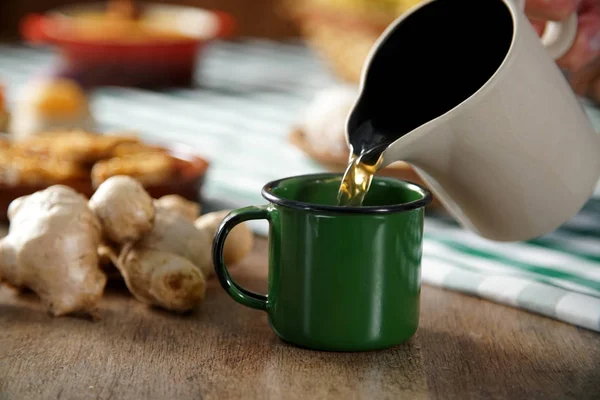 Heißer Tropf mit Ingwer auf dem Tisch mit brasilianischen Köstlichkeiten. — Stockfoto