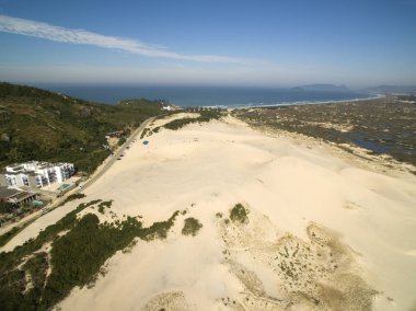 Hava güneşli gün - görünümünde Dunes Joaquina beach - Florianopolis - Santa Catarina - Brezilya. Temmuz, 2017