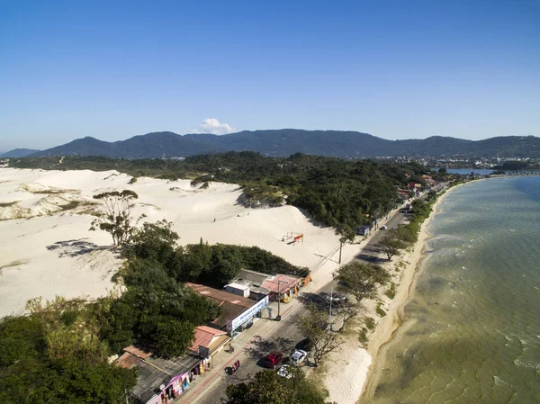 Vista aérea Lagoa da Conceicao y dunas en Florianopolis - Santa Catarina - Brasil. julio, 2017 — Foto de Stock