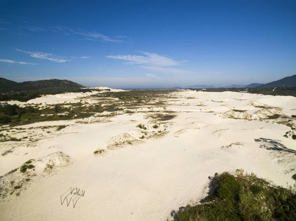 Vista aérea Dunas en día soleado - Playa de Joaquina - Florianópolis - Santa Catarina - Brasil. julio, 2017 — Foto de Stock