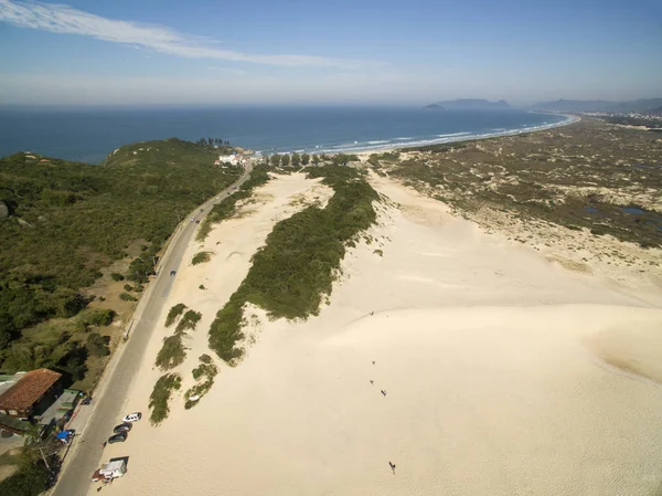 Vista aérea Dunas en día soleado - Playa de Joaquina - Florianópolis - Santa Catarina - Brasil. julio, 2017 — Foto de Stock