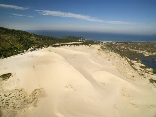 Hava güneşli gün - görünümünde Dunes Joaquina beach - Florianopolis - Santa Catarina - Brezilya. Temmuz, 2017 — Stok fotoğraf