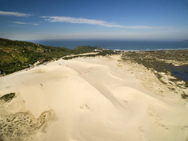 Letecký pohled na duny v slunečný den - Joaquina beach - Florianopolis - Santa Catarina - Brazílie. Července 2017 — Stock fotografie