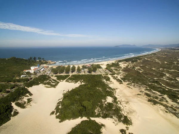 Hava güneşli gün - görünümünde Dunes Joaquina beach - Florianopolis - Santa Catarina - Brezilya. Temmuz, 2017