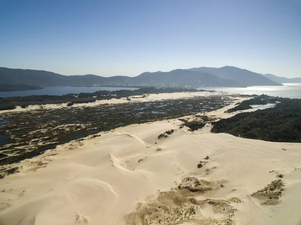 Αεροφωτογραφία αμμόλοφους στην ηλιόλουστη μέρα - Joaquina παραλία - Φλοριανόπολις - Santa Catarina - Βραζιλία. Ιουλίου 2017 — Φωτογραφία Αρχείου