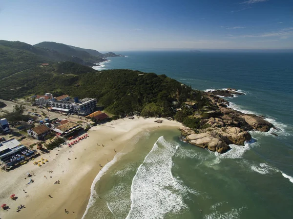 Letecký pohled na duny v slunečný den - Joaquina beach - Florianopolis - Santa Catarina - Brazílie. Července 2017 — Stock fotografie