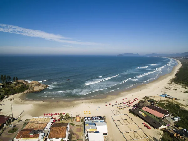 Letecký pohled na duny v slunečný den - Joaquina beach - Florianopolis - Santa Catarina - Brazílie. Července 2017 — Stock fotografie