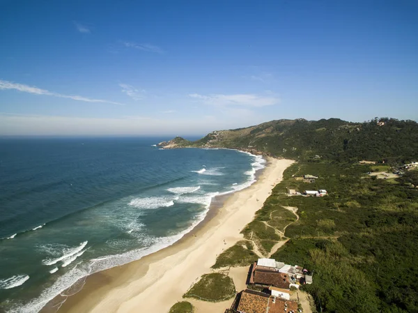 Letecký pohled na pláž Krtek (praia Mole) v Florianopolis, Santa Catarina, Brazílie. Července 2017. — Stock fotografie
