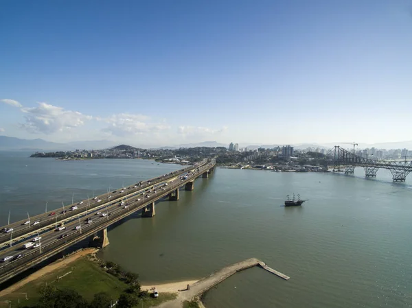 Pedro Ivo Campos Bridge'de Florianopolis havadan görünümü. Santa Catarina. Temmuz, 2017.