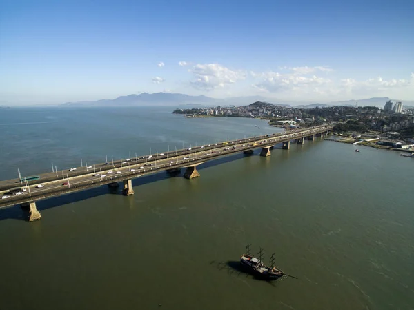 Vista aérea Ponte Pedro Ivo Campos em Florianópolis. Santa Catarina. Julho, 2017 . — Fotografia de Stock