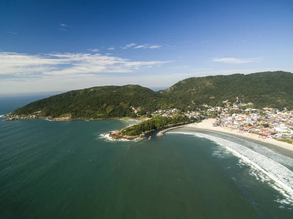 Havadan görünümü Barra da Lagoa Beach Florianopolis, Brezilya için. Temmuz,
