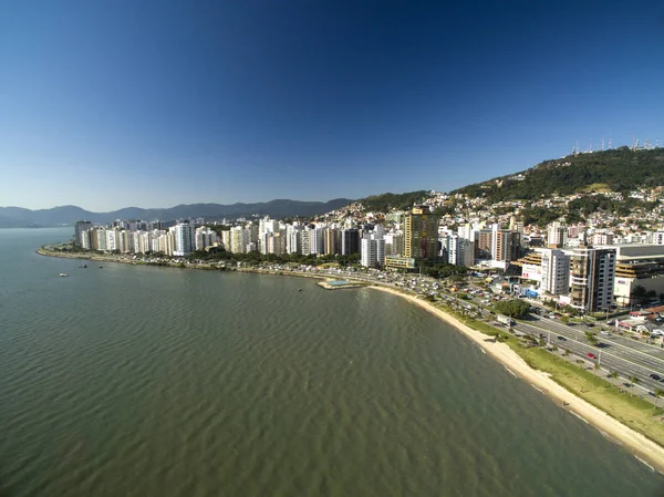 Stranden och byggnader Beira Mar Norte / Florianopolis. Santa Catarina, Brasilien. Juli 2017 — Stockfoto