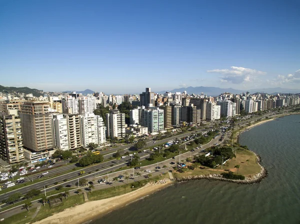 Strand és épületek Beira Mar Norte / Florianopolis. Santa Catarina, Brazília. Július, 2017 — Stock Fotó