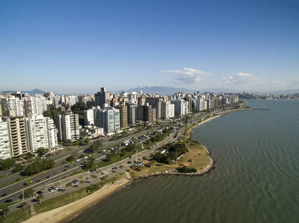 Stranden och byggnader Beira Mar Norte / Florianopolis. Santa Catarina, Brasilien. Juli 2017 — Stockfoto