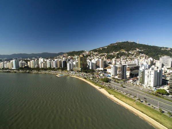 Stranden och byggnader Beira Mar Norte / Florianopolis. Santa Catarina, Brasilien. Juli 2017 — Stockfoto