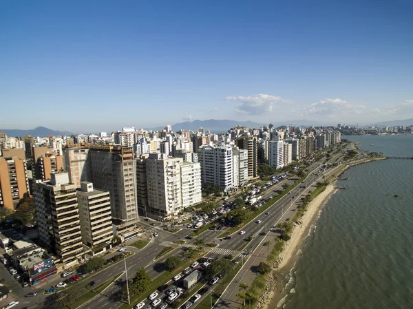 Praia e edifícios Beira Mar Norte / Florianópolis. Santa Catarina, Brasil. Julho, 2017 — Fotografia de Stock