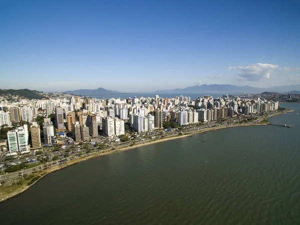 Playa y edificios Beira Mar Norte / Florianopolis. Santa Catarina, Brasil. julio, 2017 — Foto de Stock