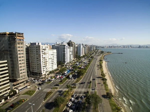 Playa y edificios Beira Mar Norte / Florianopolis. Santa Catarina, Brasil. julio, 2017 — Foto de Stock