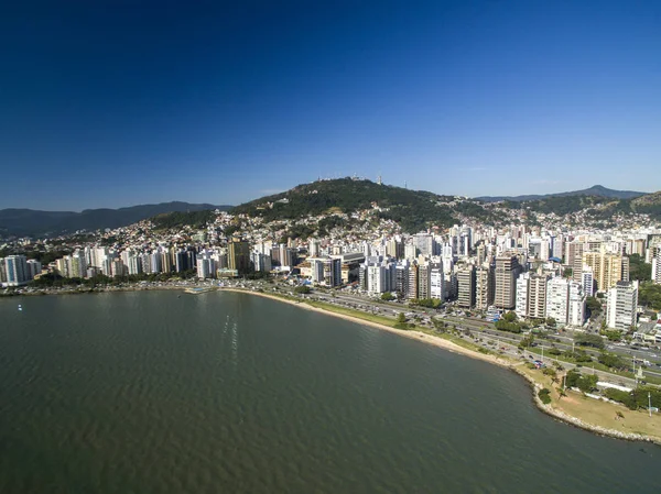 Praia e edifícios Beira Mar Norte / Florianópolis. Santa Catarina, Brasil. Julho, 2017 — Fotografia de Stock