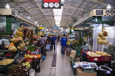 Curitiba, Brezilya: Temmuz, 2017 üzerinde markete alışveriş halk ile Curitiba içinde Belediye çarşı, Parana, Brezilya İç Mimarlık.