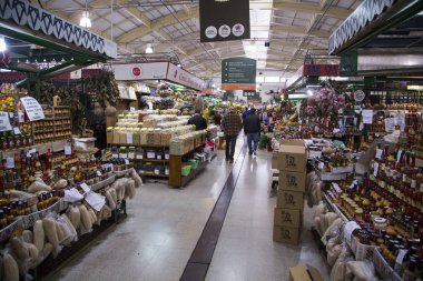 Curitiba, Brezilya: Temmuz, 2017 üzerinde markete alışveriş halk ile Curitiba içinde Belediye çarşı, Parana, Brezilya İç Mimarlık.