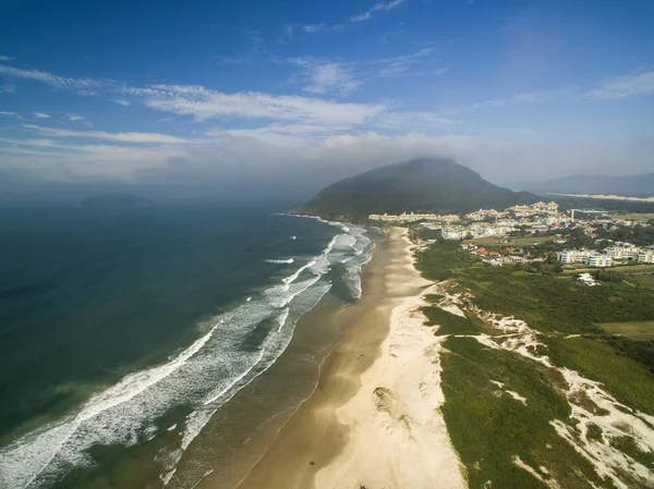 FLORIANOPOLIS, SANTA CATARINA ISLAND, BRAZIL - Costao do santinho Beach Florianopolis, Santa Catarina. Červenec, 2017 — Stock fotografie