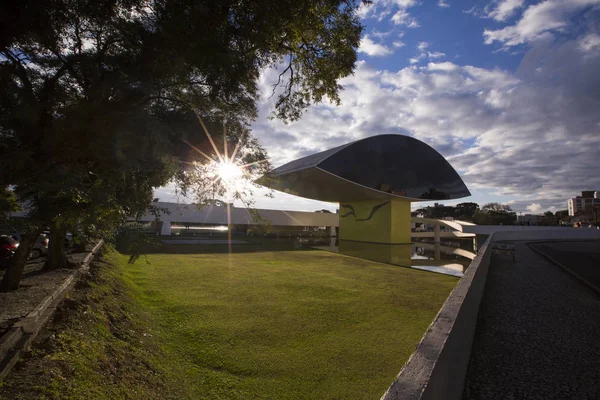 Curitiba, Brasilien - juli 2017: Oscar Niemeyer Museum, eller mån, i Curitiba, Parana State, Brasilien. — Stockfoto