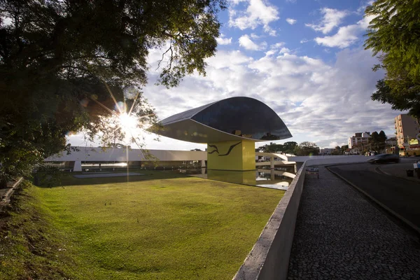 Curitiba, Brezilya - Temmuz, 2017: Oscar Niemeyer Müzesi veya Mon, Curitiba, Parana devlet, Brezilya. — Stok fotoğraf