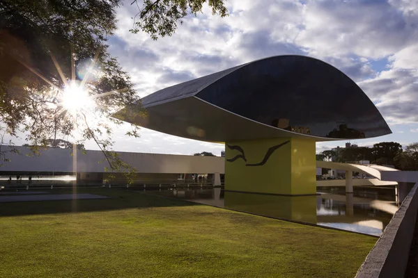 Curitiba, Brazylia - lipca 2017: Oscar Niemeyer Muzeum, lub poniedziałek, w Kurytybie, w stanie Parana, Brazylia. — Zdjęcie stockowe