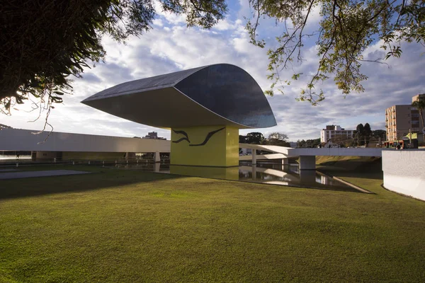 Curitiba, Brezilya - Temmuz, 2017: Oscar Niemeyer Müzesi veya Mon, Curitiba, Parana devlet, Brezilya. — Stok fotoğraf