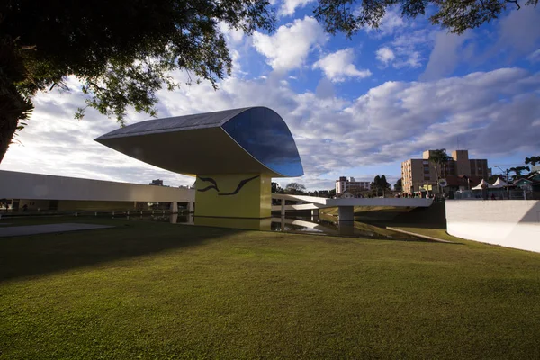 Curitiba, Brezilya - Temmuz, 2017: Oscar Niemeyer Müzesi veya Mon, Curitiba, Parana devlet, Brezilya. — Stok fotoğraf