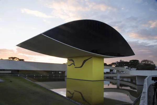 Curitiba, Brasilien - juli 2017: Oscar Niemeyer Museum, eller mån, i Curitiba, Parana State, Brasilien. — Stockfoto