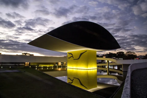 Curitiba, Brazylia - lipca 2017: Oscar Niemeyer Muzeum, lub poniedziałek, w Kurytybie, w stanie Parana, Brazylia. — Zdjęcie stockowe