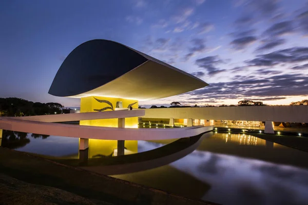 Curitiba, Brasil - julho de 2017: Museu Oscar Niemeyer, ou MON, em Curitiba, Paraná, Brasil . — Fotografia de Stock